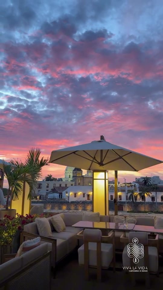 El atardecer desde el rooftop, con la ciudad amurallada al fondo