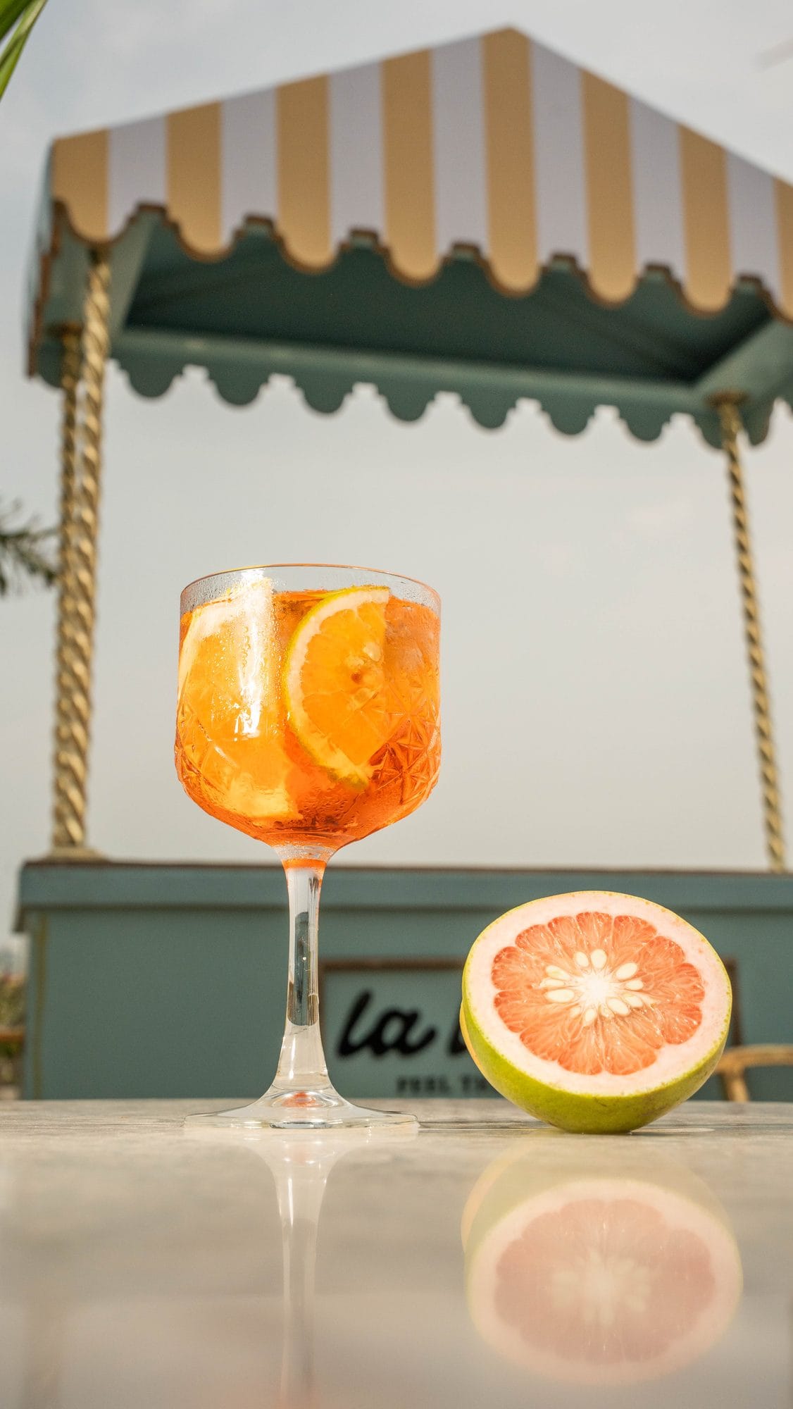 Un spritz bajo el toldo de la la la!