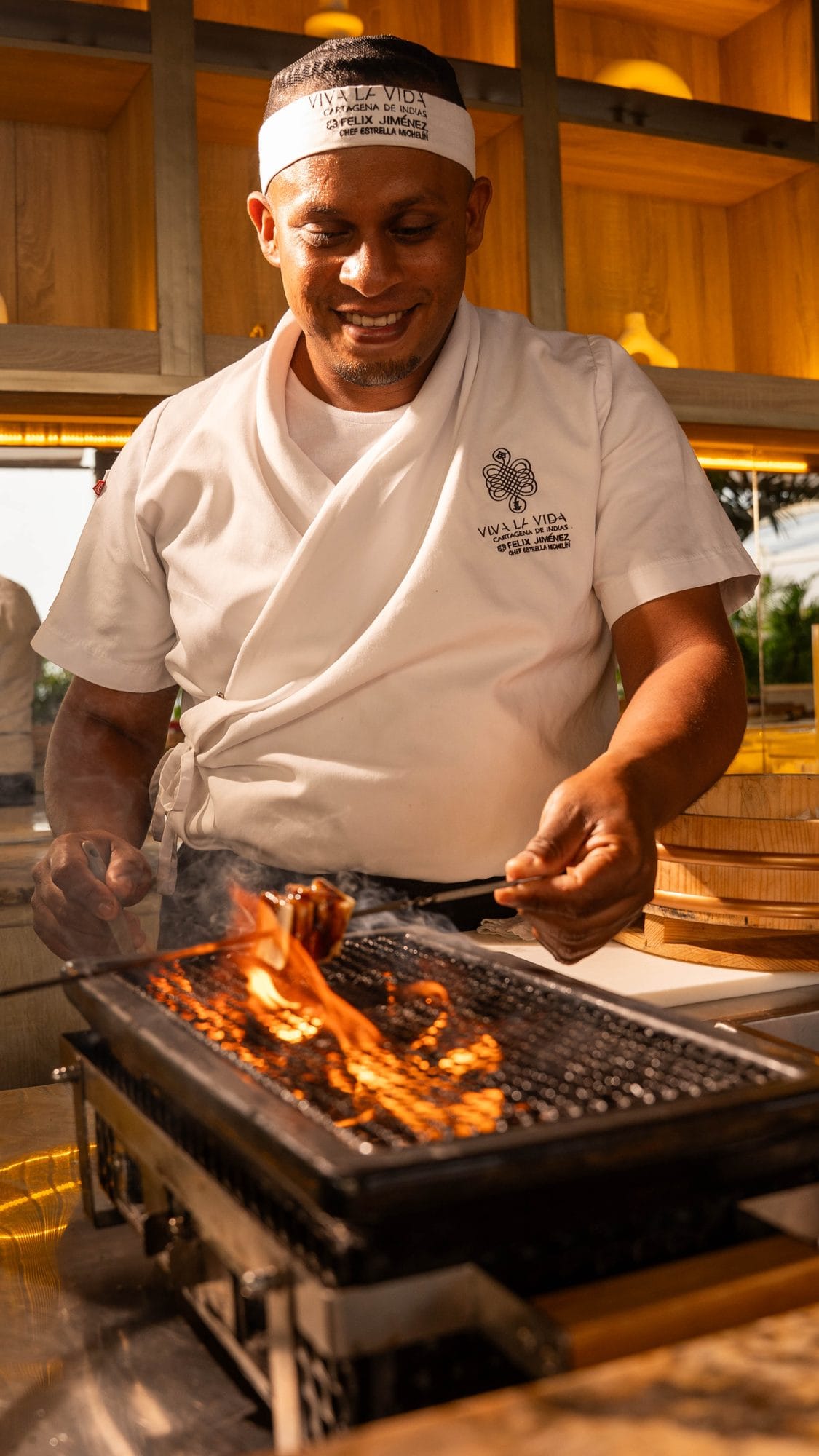Itamae cocinando a la brasa