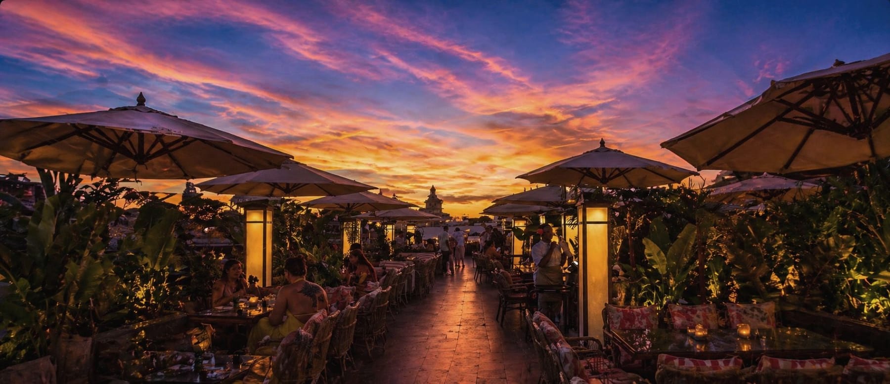 Atardecer sobre Cartagena desde el rooftop de Viva la Vida